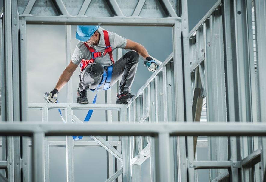 Profissional montando uma estrutura de Light Steel Frame com perfis de aço galvanizado